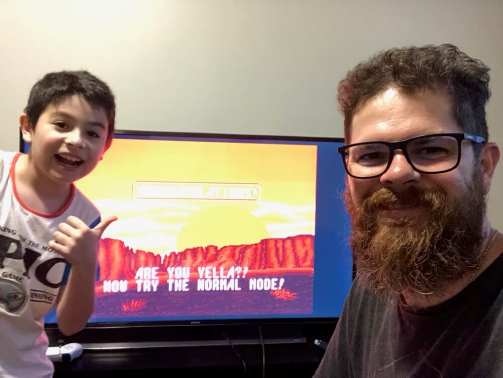 Deds e o Tio Baboo em frente à TV, na tela de vitória do jogo Sunset Riders