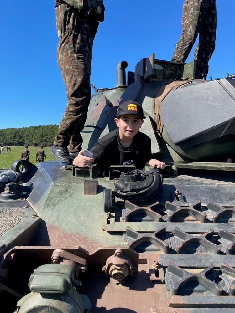 Deds em cima de um blindado do Exército, no Dia da Cavalaria em Tramandaí