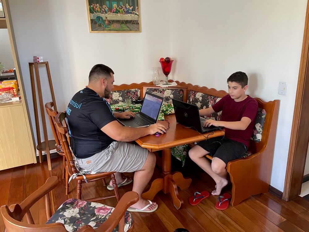 Tio Baboo e o Guto jogando em notebooks numa lan party