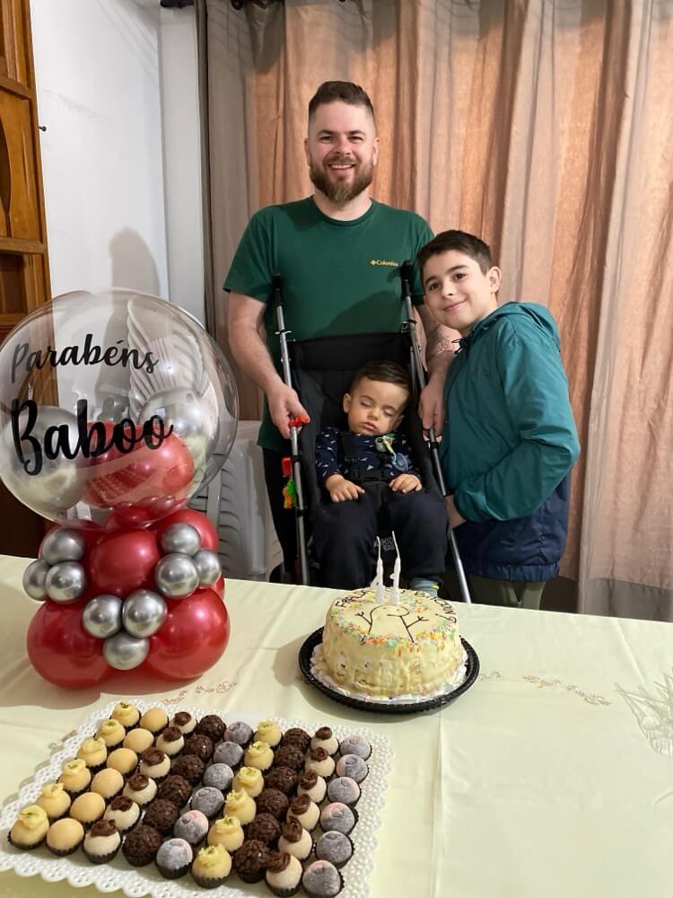 Tio Baboo, o Deds e o Chico bebê no carrinho, na festa do próprio aniversário