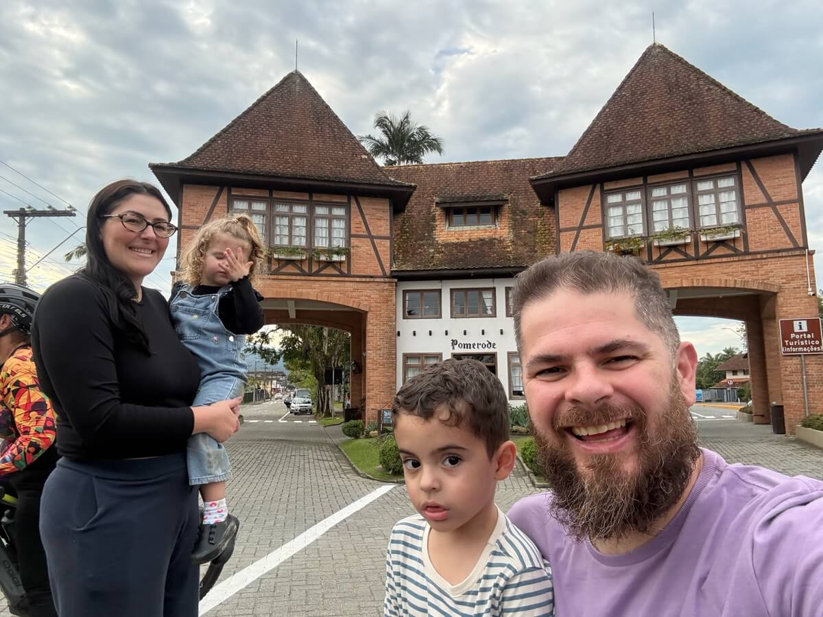 Selfie da família em frente ao portal turístico de Pomerode