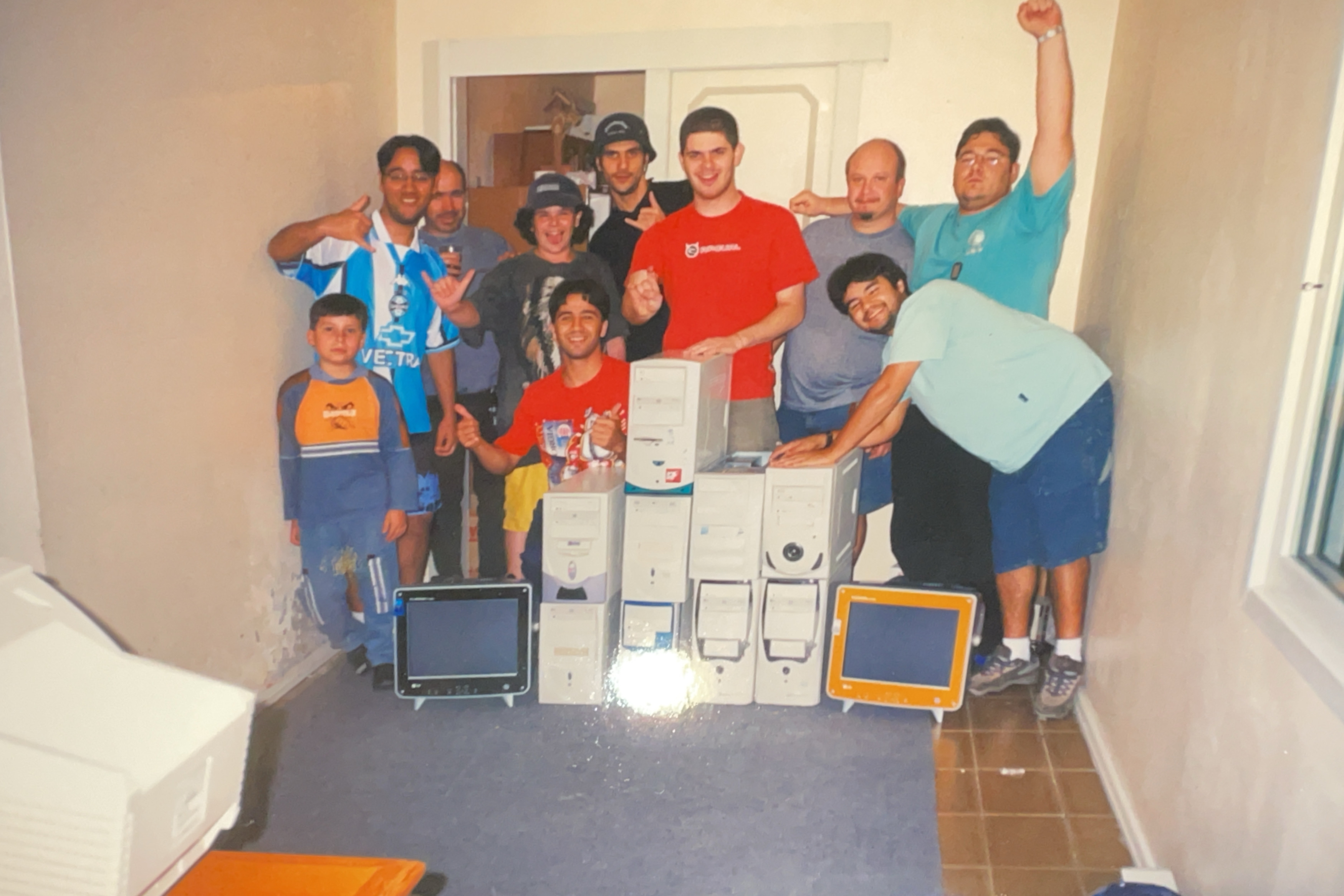 Lan House - Pilha de equipamentos